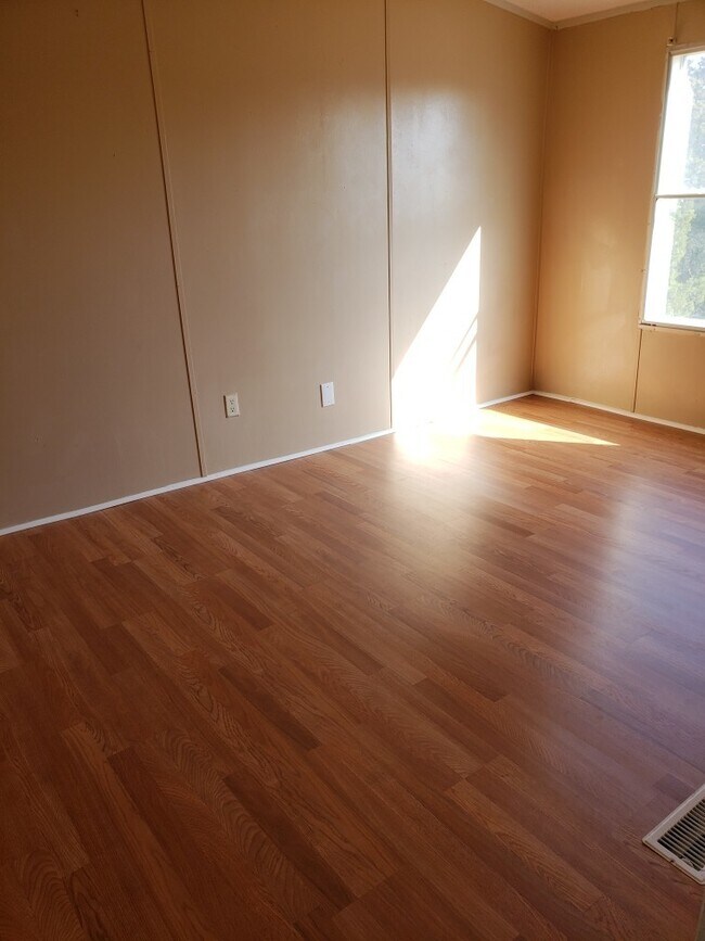 Building Photo - New on Market!