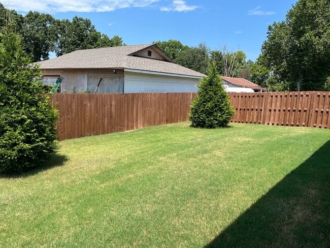 Building Photo - 380 Fox Cir