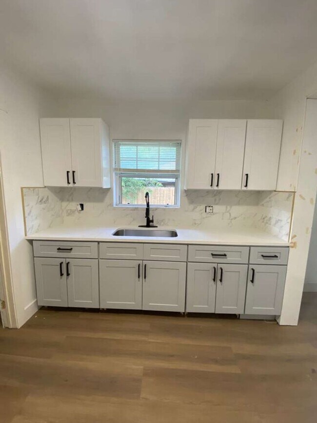 Building Photo - BEAUTIFUL HOME IN HOUSTON. MOVE IN READY!.