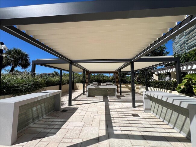 Building Photo - 300 South Pointe Dr