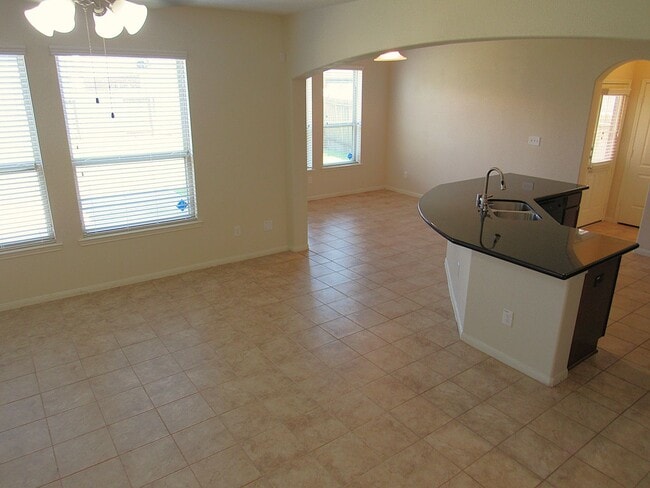 Building Photo - Spacious, Modern and Conveniently Located ...