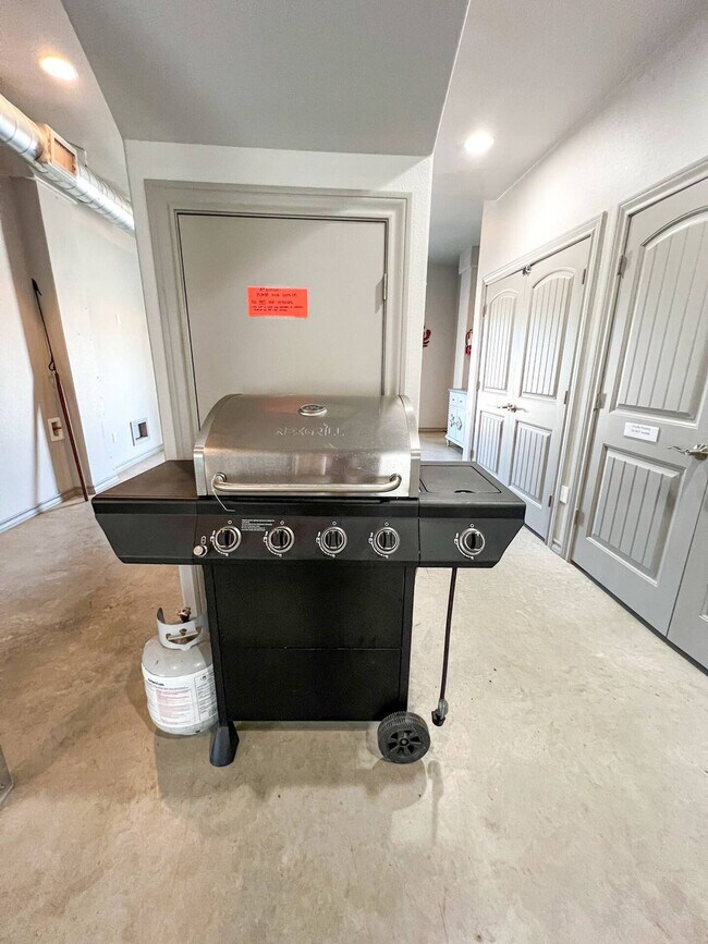 Building Photo - 4037 Summit Dr