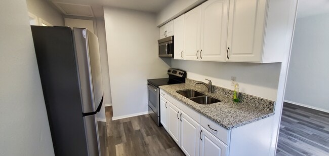 Building Photo - 3351 Hillsdale Ave