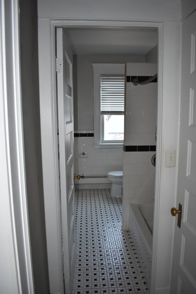 Building Photo - 144 Claremont Ave