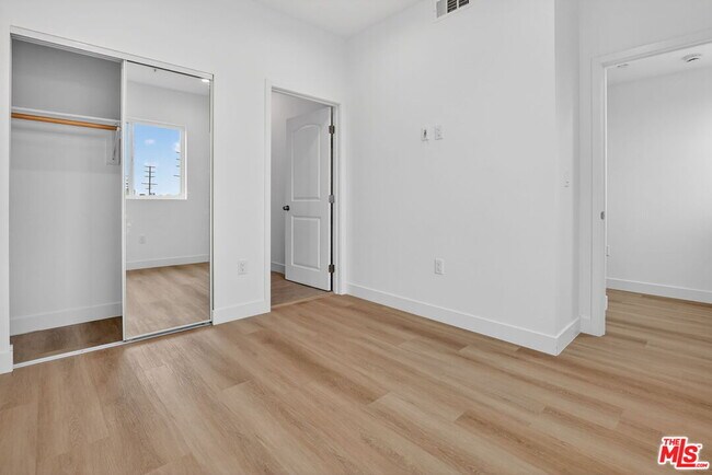 Building Photo - 11446 Oxnard St