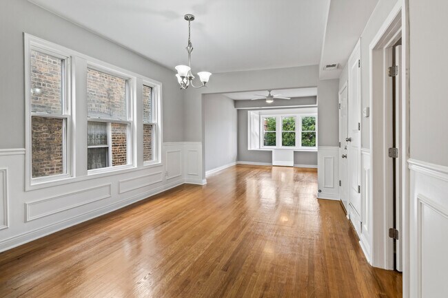 Building Photo - 5039 W Cullom Ave