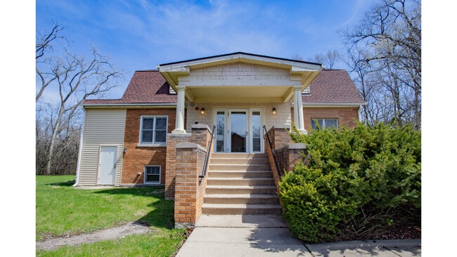Primary Photo - 1305 Oswego Rd