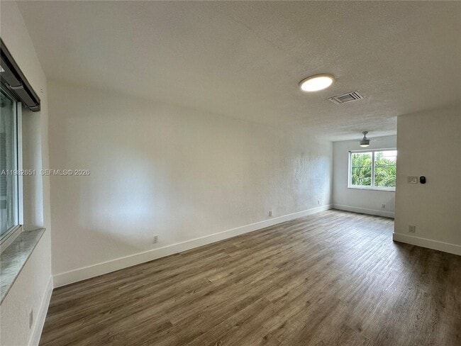 Building Photo - 913 NE 17th St