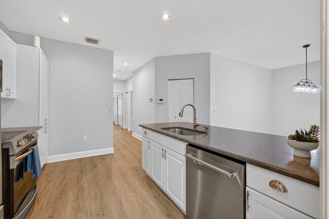 Building Photo - 1827 Pelican Dr