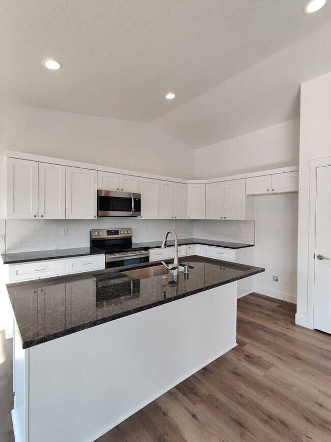 Building Photo - Stunning Newer Build in Benton City