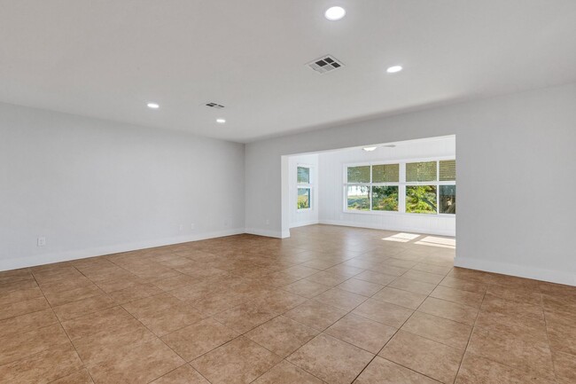 Building Photo - Modern Sarasota 3 Bedroom Home With Separa...