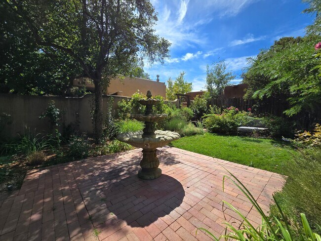 Building Photo - 770 Acequia Madre