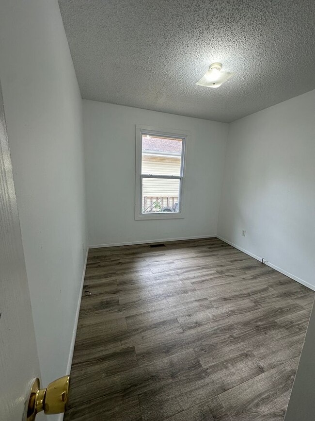 Building Photo - Available Now 3 bedroom 1.5 bathroom 1 car garage!