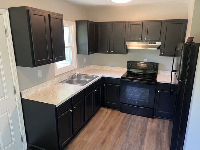 Building Photo - Large 4 Bedroom 2 Bath Home