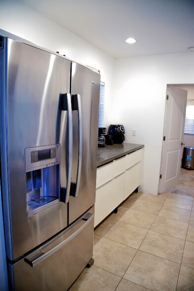 Building Photo - 916 W Drew St