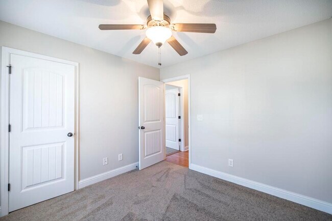 Building Photo - 102 Summerstone Bend