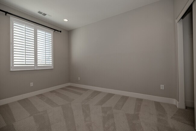 Building Photo - 196 E Main Ave