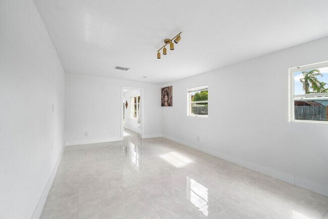 Building Photo - 403 S 13th Ct