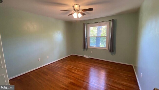 Building Photo - 642 Parkland Pl