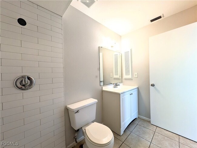 Building Photo - 427 NE Pine Island Ln