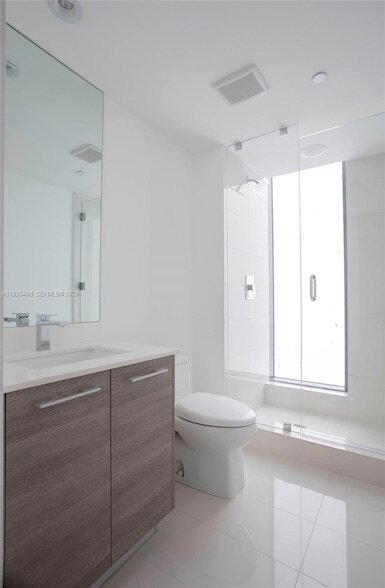 Building Photo - 650 NE 32nd St