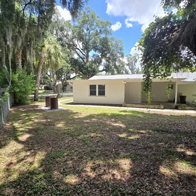 Building Photo - 3/2.5/1 Beautifully Updated Crystal River Home with Carport, Garage & Fenced Yard