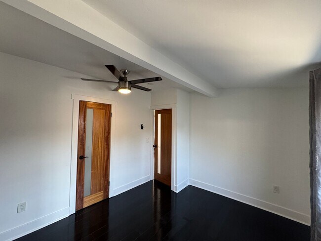 Building Photo - Cincinnati Duplex