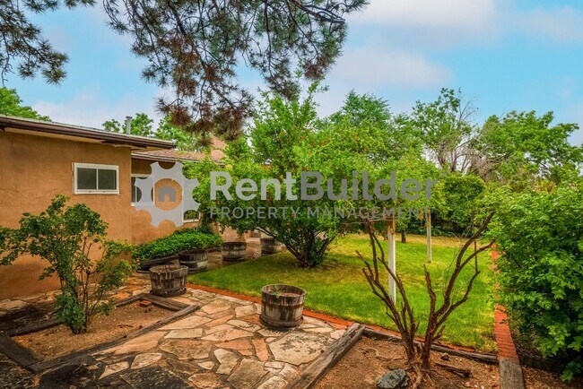 Building Photo - FANTASTIC HOUSE TO CALL HOME!