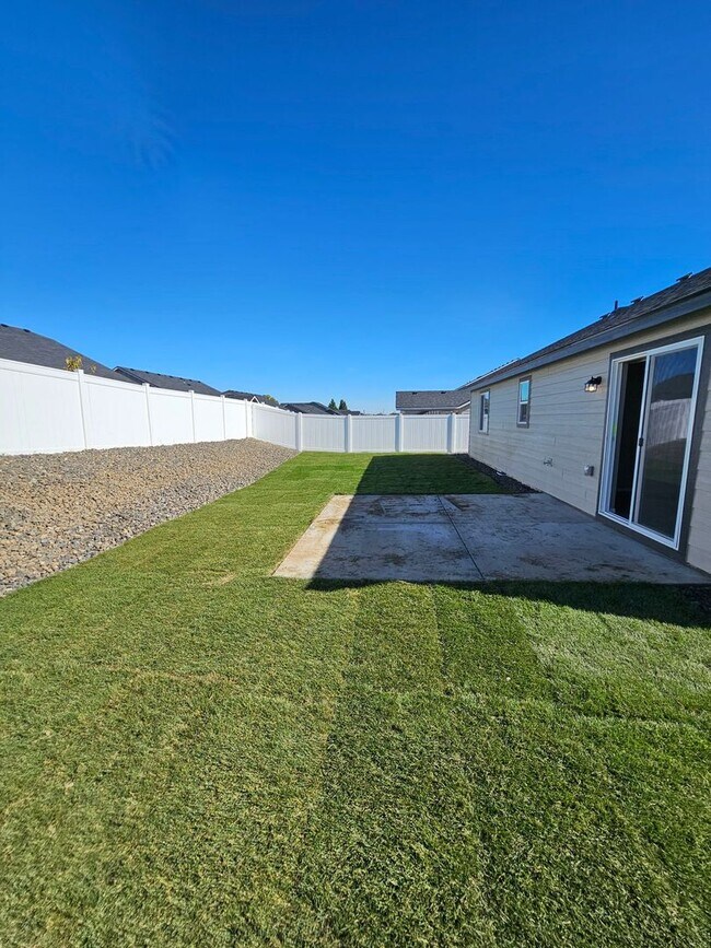 Building Photo - 3 Bedroom Home