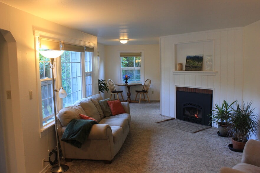 Living room - 1103 Brawne Avenue NW