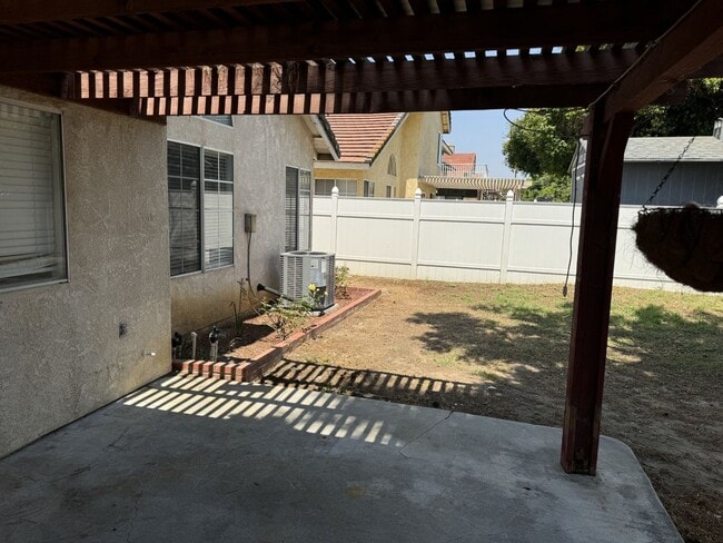 Building Photo - 4 bed 3 full bath house with 3 car attache...