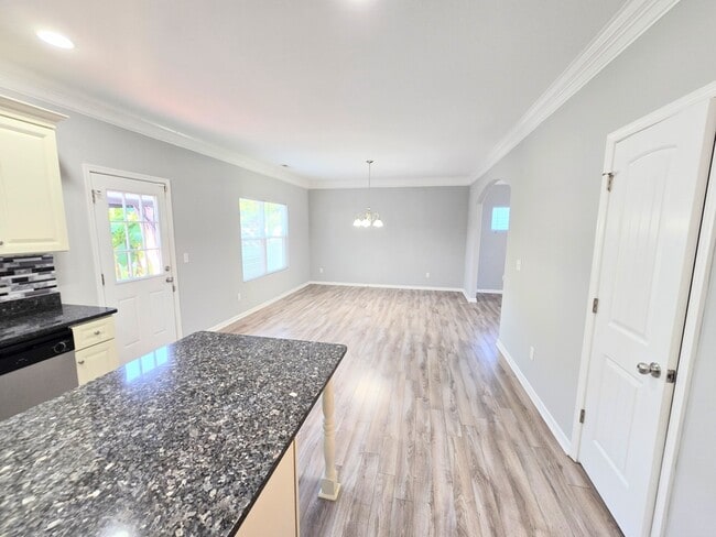 Building Photo - 625 River Creek Rd