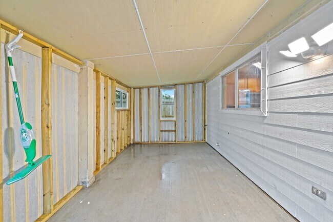 Building Photo - 10315 Kennewick Dr