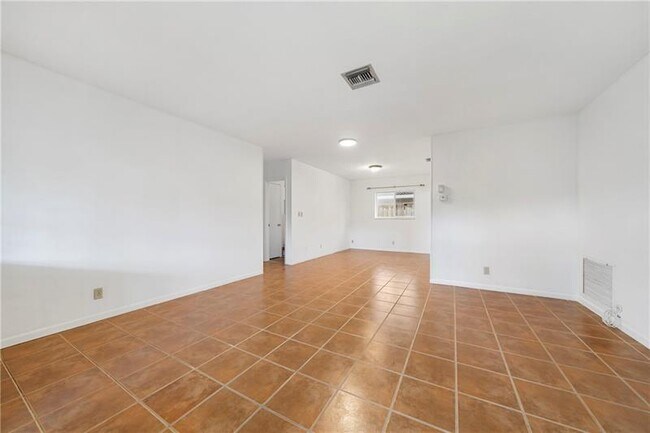Building Photo - 1611 Poinsettia Dr