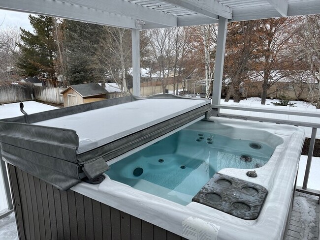 Building Photo - Beautiful Taylorsville Home With Hot Tub!