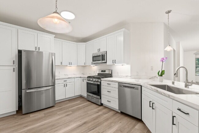 Building Photo - "Spacious, Sophisticated, Modern 3BR, 2BA Condo in the heart of downtown