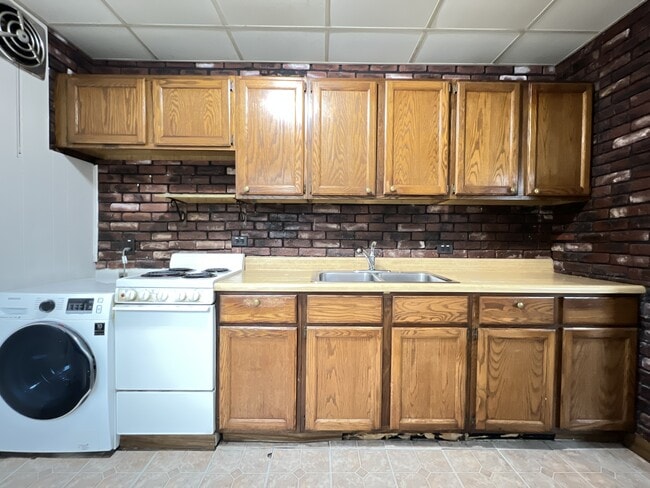 Building Photo - 2030 Chaney Rd
