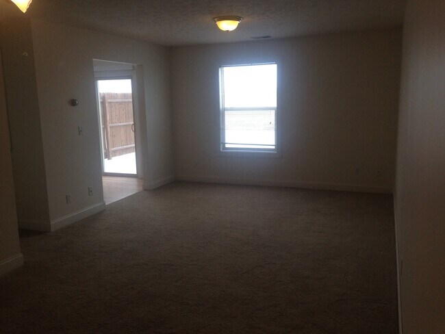 Building Photo - 2345 Meadowpoint Dr