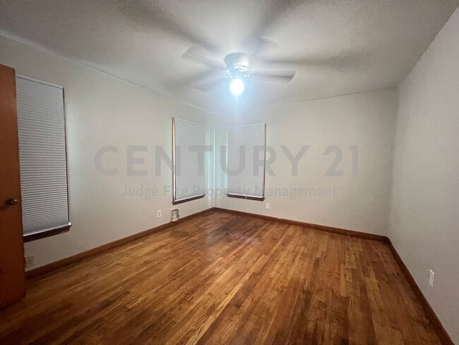 Building Photo - Well Maintained 3/1.5 in Historic Downtown...