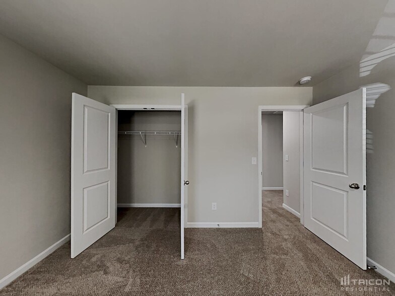 Building Photo - 233 Spring Knoll Dr