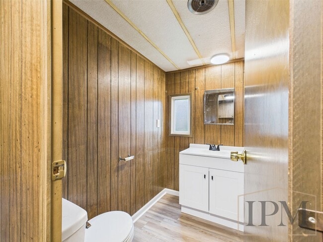 Building Photo - Available Now- 3 Bedroom 1.5 Bath Home - H...