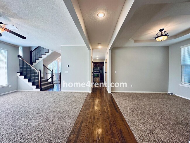 Building Photo - Gorgeous Olathe, 5 BR Home w/ Wood floors,...