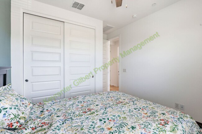 Building Photo - Fully-Furnished End Unit Gilbert Home in Warner Meadow Community