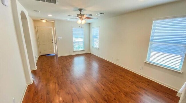 Building Photo - 915 Alamo Plaza Dr