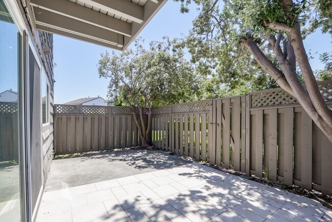Building Photo - 3 Bed / 2.5 Bath light and spacious townho...