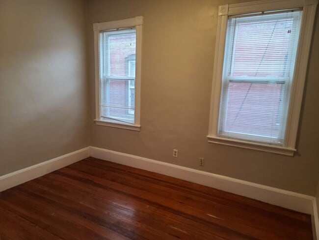 Building Photo - Huge 4 bed unit in the heart of Oak Square!