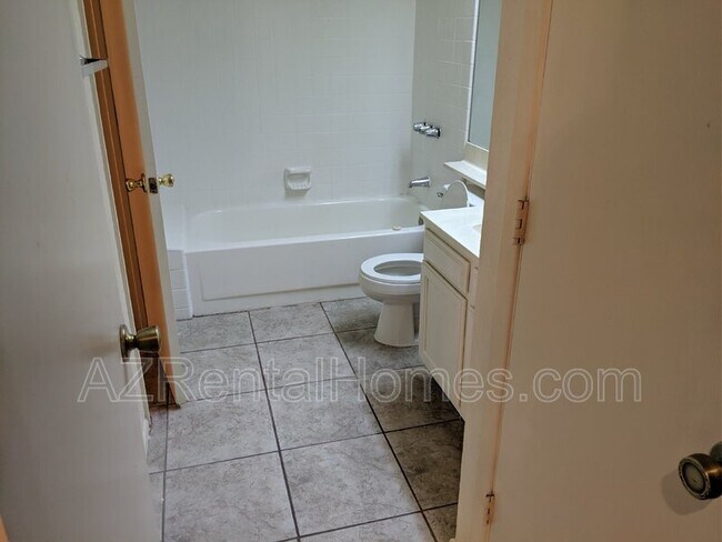 Building Photo - 609 E Mesquite Cir