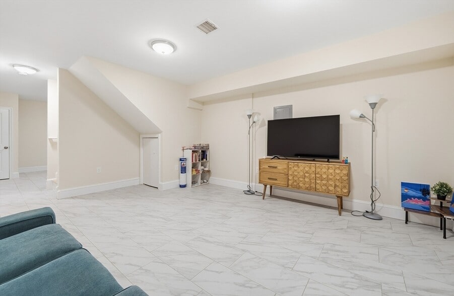 Building Photo - 77 North St