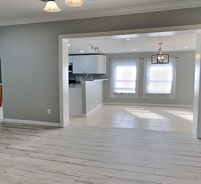 Building Photo - 4402 W Sevilla St