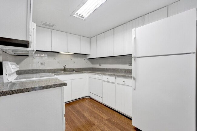 Building Photo - 200 E Delaware Pl